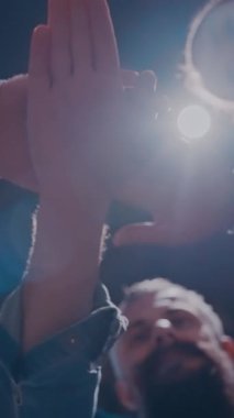 İş dünyasından profesyoneller, işbirliği, dahil etme ve eşitliği desteklemek için el ele tutuşuyorlar. İş dünyası dayanışma, işbirliği ve takım oluşturma için bir araya gelir..