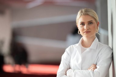 Kolları çapraz duran, modern klinik koridorunda kendine güvenen kadın doktor. Klinik koridorunda kendine güvenen kadın doktor portresi.