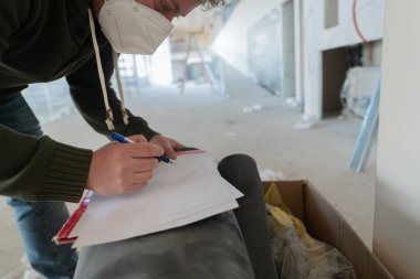 Mühendislerin yakın plan resimleri titizlikle bir mimari projeyi çiziyor, hassasiyeti, yaratıcılığı yakalıyor ve yenilikçi tasarımları hayata geçirmeye odaklanıyor.. 