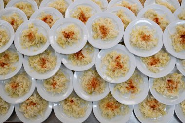 Paprika, catering ve yemek servisi konseptiyle süslenmiş lahana salatasıyla dolu birçok tabağın genel görünümü. Çoklu lahana salatası.