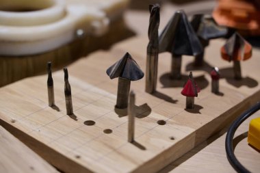 Operatör bir CNC makinesinin koordinatlarını bilgisayara yükler, bu da ahşap parçaları kesin olarak keser ve işler..