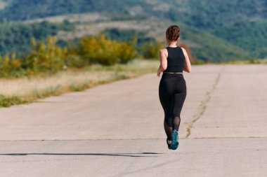 Yağmurlu ya da güneşli, kendini antrenmanlara adamış bir kadın gözlerini bitiş çizgisine dikti.. 