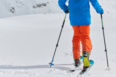 İyi giyimli dağcıların yakın çekimi sayısız maceranın hikayesini gözler önüne seriyor ve cesur bir tırmanışa daha hazırlanıyor.. 