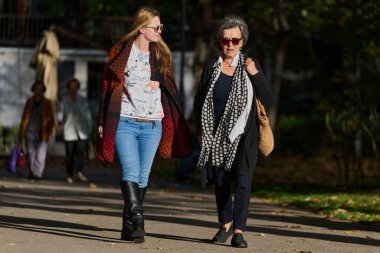 Güzel bir sonbahar gününde, yaşlı bir anne ve kızı canlı yaprakların arasında dolaşır, samimi konuşmaları ve destek anlarını paylaşırlar..