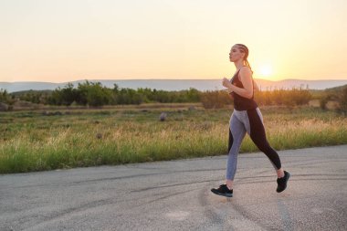 Dayanıklılık ve kararlılığı somutlaştıran tek bir koşucu, sağlıklı bir yaşam tarzını benimserken, yaklaşan maraton müsabakaları için hazırlanarak, coşkuyla fitness hedeflerini takip eder. 
