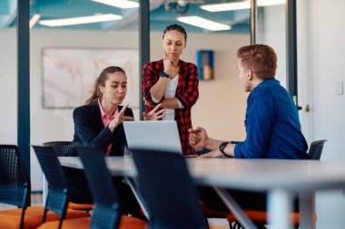 Başarılı programcılardan oluşan bir ekip bir başlangıç ofisinde oturuyor, yeni iş projeleri tasarlıyor ve mevcut sorunları çözüyorlar, teknoloji endüstrisinde yenilik ve işbirliği sergiliyorlar.. 