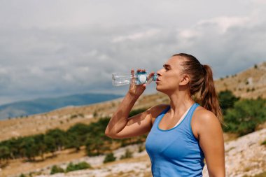 Sabah doğada koşan koruyucu maskeler takan bir çift.. 