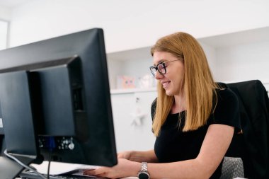 Özel bir çağrı merkezi ajanı olarak istisnai müşteri hizmetleri bilgisayar tabanlı iletişim yoluyla müşterilere etkili bir şekilde yardımcı olur, tatmin ve çözünürlük sağlar. 