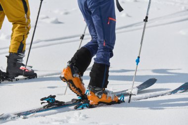 İyi giyimli dağcıların yakın çekimi sayısız maceranın hikayesini gözler önüne seriyor ve cesur bir tırmanışa daha hazırlanıyor.. 