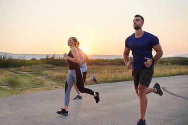Çeşitli koşuculardan oluşan bir grup, yaklaşan bir yarışma için, gün batımının nefes kesen arka planına karşı birlikte antrenman yaparken, birbirlerinde motivasyon ve ilham buluyor.. 