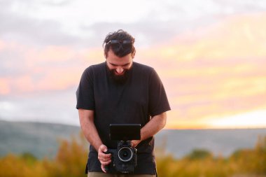 Profesyonel bir görüntü yönetmeni, bir grup sporcunun dinamik hareketlerini ustalıkla yakalar, seyircileri açık hava koşusunun coşkulu dünyasına daldırır..