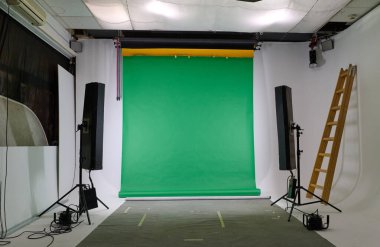 Modern boş yeşil fotoğraf ya da yeşil renkli anahtar arka planı ve flaş ışığı olan video stüdyosu. 