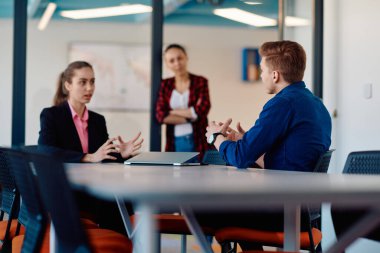 Başarılı programcılardan oluşan bir ekip bir başlangıç ofisinde oturuyor, yeni iş projeleri tasarlıyor ve mevcut sorunları çözüyorlar, teknoloji endüstrisinde yenilik ve işbirliği sergiliyorlar.. 