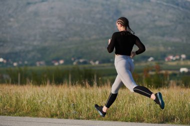 Dayanıklılık ve kararlılığı somutlaştıran tek bir koşucu, sağlıklı bir yaşam tarzını benimserken, yaklaşan maraton müsabakaları için hazırlanarak, coşkuyla fitness hedeflerini takip eder. 