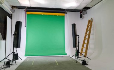 Modern boş yeşil fotoğraf ya da yeşil renkli anahtar arka planı ve flaş ışığı olan video stüdyosu. 