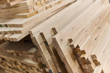 Yüksek hassasiyetle ahşap tahtaları kesen ve işleyen bir CNC makinesinin yakın çekim görüntüsü.