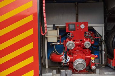 Modern bir itfaiye aracında gerekli itfaiye ekipmanlarının yakın çekimi, tehlikeli yangın durumlarına karşı acil durum ekipmanları ve ekipmanlar hazır.. 