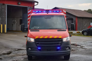 Gelişmiş kurtarma teknolojisiyle donatılmış son model bir itfaiye aracı, yetenekli itfaiye ekibiyle hazır bekliyor. Acil durumlara müdahale etmeye ve müdahale etmeye hazır.