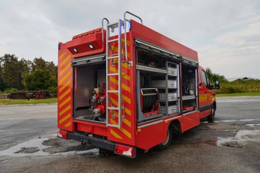 Gelişmiş kurtarma teknolojisiyle donatılmış son model bir itfaiye aracı, yetenekli itfaiye ekibiyle hazır bekliyor. Acil durumlara müdahale etmeye ve müdahale etmeye hazır.
