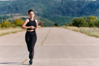 Yağmurlu ya da güneşli, kendini antrenmanlara adamış bir kadın gözlerini bitiş çizgisine dikti.. 
