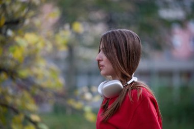 Atletik genç kadın, koşudan ve esnemeden sonra nefes alıyor ve dinleniyor. Sokakta Kadın Eğitimi ve Egzersizleri. Zayıf ve formda bir kız aktif fitness eğitiminden sonra esniyor.. 