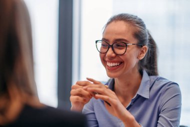 Kararlı bir iş kadını, çeşitli iş projeleri ve zorluklar hakkında strateji belirlemek ve tartışmak üzere meslektaşlarıyla bir toplantı düzenliyor..