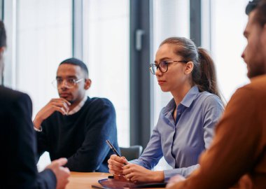 Çeşitli iş dünyasından profesyonellerden oluşan bir ekip çeşitli projeler üzerinde görüşmeler yapar ve yeni iş stratejileri geliştirerek, girişimci manzarada yaratıcılığı ve yeniliği somutlaştırır.. 