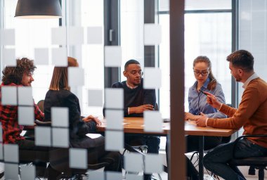 İş dünyasından profesyonellerden oluşan bir ekip canlı tartışmalara girişiyor ve stratejik fikirleri paylaşıyor, modern kurumsal kültürün merkezinde işbirliği ve yenilik sergiliyor.. 