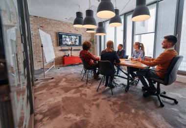 Çeşitli iş dünyasından profesyonellerden oluşan bir ekip çeşitli projeler üzerinde görüşmeler yapar ve yeni iş stratejileri geliştirerek, girişimci manzarada yaratıcılığı ve yeniliği somutlaştırır.. 