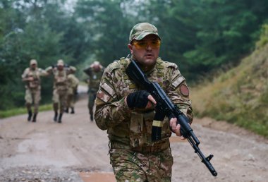 Bir grup seçkin asker askeri kampta tutsaklara önderlik ediyor. Gözaltı ve güvenlik operasyonlarında gergin bir atmosfer sergiliyorlar.. 