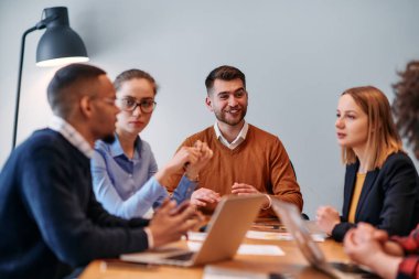 Çeşitli iş dünyasından profesyonellerden oluşan bir ekip çeşitli projeler üzerinde görüşmeler yapar ve yeni iş stratejileri geliştirerek, girişimci manzarada yaratıcılığı ve yeniliği somutlaştırır.. 