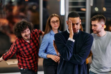 Bir grup genç iş adamı modern bir ofiste işe ara verirken ilginç oyunlar oynayarak eğleniyor.. 