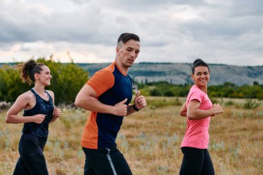 Profesyonel bir atletizm takımı, yaklaşan maratona hazırlanmak için en yüksek performansa koşuyor.. 
