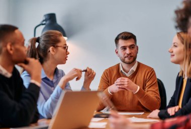 Çeşitli iş dünyasından profesyonellerden oluşan bir ekip çeşitli projeler üzerinde görüşmeler yapar ve yeni iş stratejileri geliştirerek, girişimci manzarada yaratıcılığı ve yeniliği somutlaştırır.. 