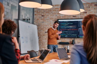 Kurumsal bir kurum kuran bir işadamı, bir toplantı düzenler, özenli ekibine tutkuyla bir iş planı sunar, işbirliği ve stratejik düşünmeyi teşvik eder.. 