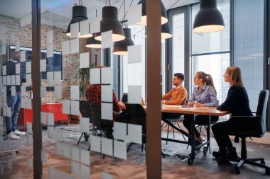 İş dünyasından profesyonellerden oluşan bir ekip canlı tartışmalara girişiyor ve stratejik fikirleri paylaşıyor, modern kurumsal kültürün merkezinde işbirliği ve yenilik sergiliyor.. 