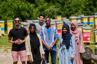 Çeşitli genç arkadaşlar ve girişimciler kırsal kesimin doğal ortamında küçük bal üretim şirketlerini araştırıyorlar.