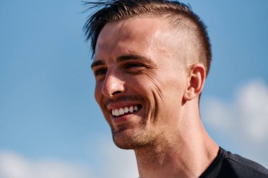 Yakın bir portrede, sakin bir adam teselliyi ve huzuru bulurken yakalanır, sakin tavrı titiz bir koşunun barışçıl sonucunu yansıtır..