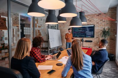Kurumsal bir kurum kuran bir işadamı, bir toplantı düzenler, özenli ekibine tutkuyla bir iş planı sunar, işbirliği ve stratejik düşünmeyi teşvik eder.. 