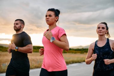 Doğanın nefes kesen güzelliği sahnesinde bir atlet, gün batımında koşan bir gruba liderlik eder. Liderlik ve kararlılığıyla arkadaşlarına ilham verir ve onları motive eder. 