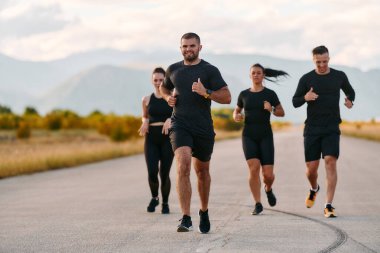 Profesyonel bir atletizm takımı, yaklaşan maratona hazırlanmak için en yüksek performansa koşuyor.. 