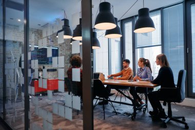 İş dünyasından profesyonellerden oluşan bir ekip canlı tartışmalara girişiyor ve stratejik fikirleri paylaşıyor, modern kurumsal kültürün merkezinde işbirliği ve yenilik sergiliyor.. 