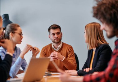 Çeşitli iş dünyasından profesyonellerden oluşan bir ekip çeşitli projeler üzerinde görüşmeler yapar ve yeni iş stratejileri geliştirerek, girişimci manzarada yaratıcılığı ve yeniliği somutlaştırır.. 