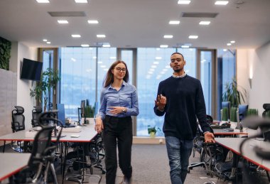 Sarışın bir iş kadını, Afrikalı Amerikalı meslektaşı ile birlikte kurumsal liderlikte işbirliği ve çeşitliliği somutlaştırarak kasten bir adım atıyor.. 