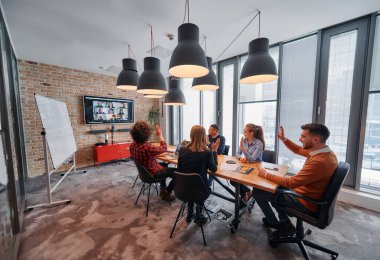 Çeşitli iş dünyasından profesyonellerden oluşan bir ekip çeşitli projeler üzerinde görüşmeler yapar ve yeni iş stratejileri geliştirerek, girişimci manzarada yaratıcılığı ve yeniliği somutlaştırır.. 