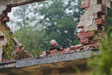 Tehlikeli ormanlık arazide kamufle olmuş ve gizlice yol alan seçkin bir asker tenha bir orman bölgesinde gizli bir görevi yerine getiriyor.. 