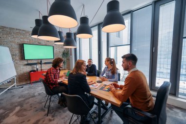 Çeşitli iş dünyasından profesyonellerden oluşan bir ekip çeşitli projeler üzerinde görüşmeler yapar ve yeni iş stratejileri geliştirerek, girişimci manzarada yaratıcılığı ve yeniliği somutlaştırır.. 