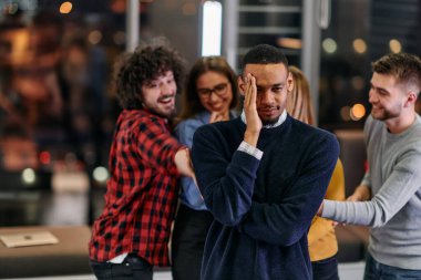 Bir grup genç iş adamı modern bir ofiste işe ara verirken ilginç oyunlar oynayarak eğleniyor.. 