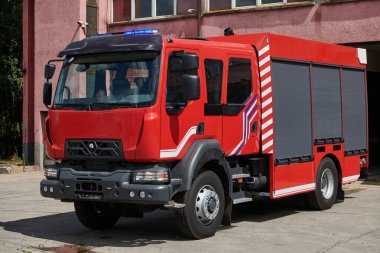 Gelişmiş kurtarma teknolojisiyle donatılmış son model bir itfaiye aracı, yetenekli itfaiye ekibiyle hazır bekliyor. Acil durumlara müdahale etmeye ve müdahale etmeye hazır.