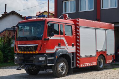 Gelişmiş kurtarma teknolojisiyle donatılmış son model bir itfaiye aracı, yetenekli itfaiye ekibiyle hazır bekliyor. Acil durumlara müdahale etmeye ve müdahale etmeye hazır.